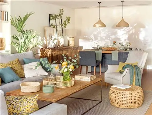 Гостиная с серыми диванами и украшенная растениями