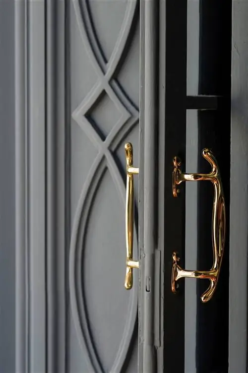 черная дверь с золотыми ручками 00492055