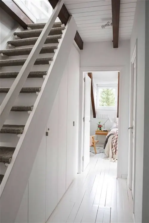прихожая-и-белая-деревянная-лестница-00497993_O