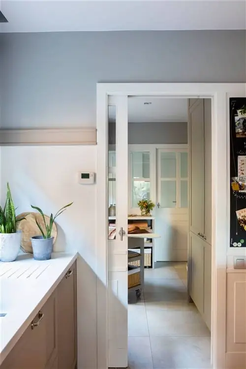 кухня с белой раздвижной дверью 00498786_O