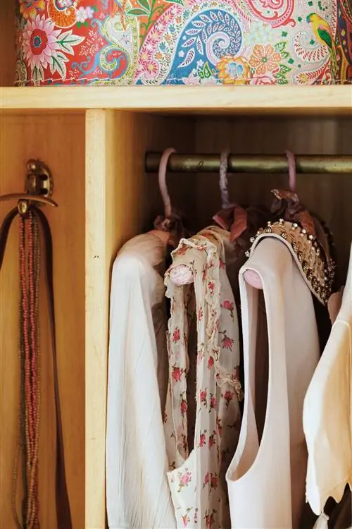 чистые-белые-рубашки-пятна-00368678