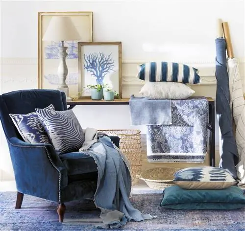 Бархатное кресло цвета Pantone Classic Blue кресло