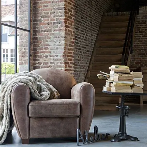 Состаренное кожаное кресло