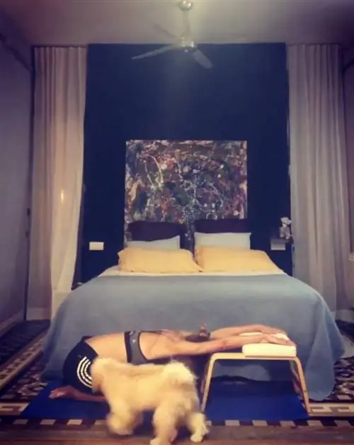 Лора Санчес в спальне