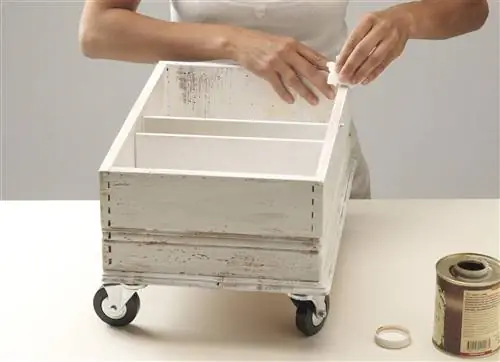 женщина-наносит-воск-на-деревянную-коробку_00225639_O