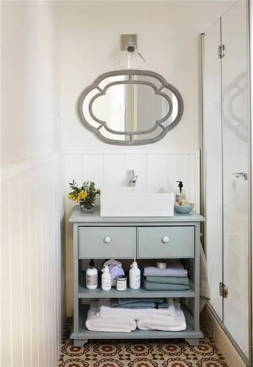 маленькие домики для ванных комнат со стеклянной перегородкой и расписной мебелью 00480678