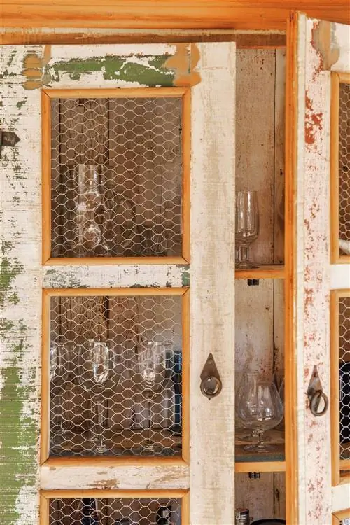 состаренная витрина с куриной тканью-00483487