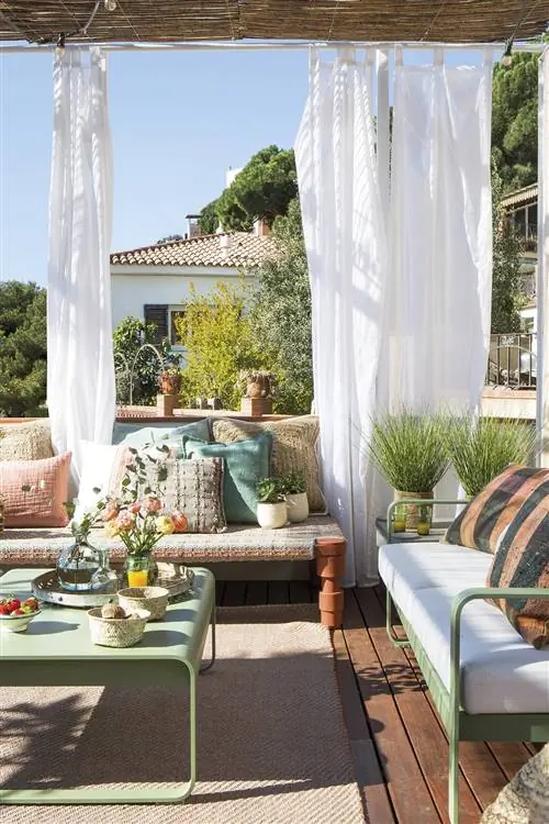 Терраса с белыми шторами_00504060