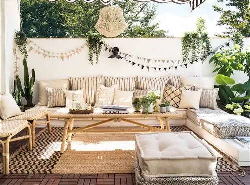 Терраса с диваном и черным и белым текстилем_00504040