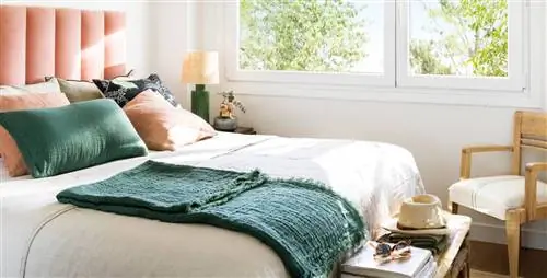 Двойное окно спальни и льняная занавеска