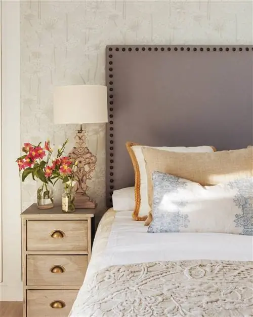 Узкий деревянный журнальный столик и мягкое изголовье с заклепками