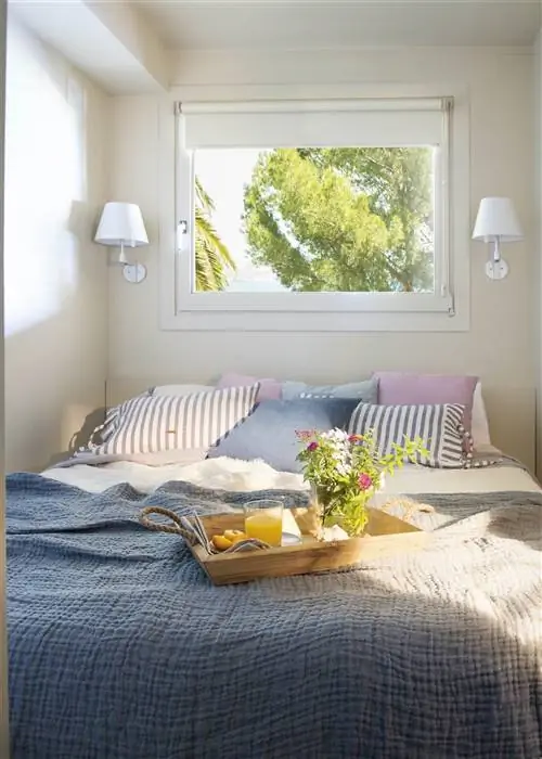 маленькая спальня без прикроватных тумбочек