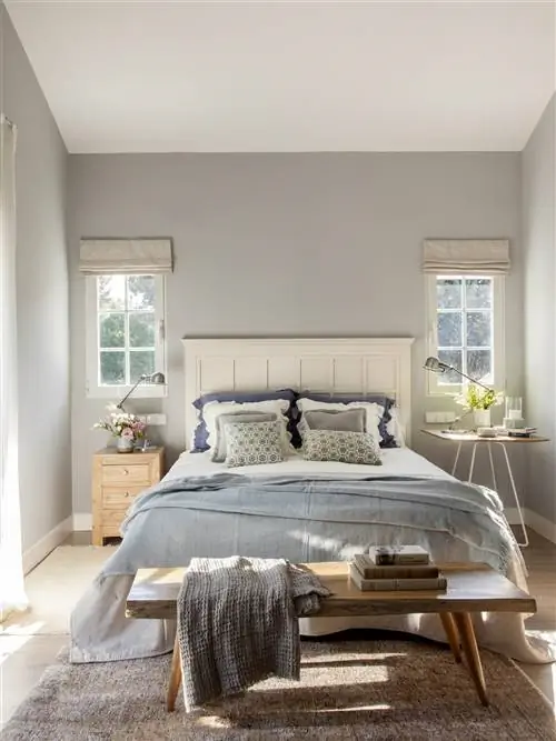 Спальня с деревянной скамейкой у изножья кровати