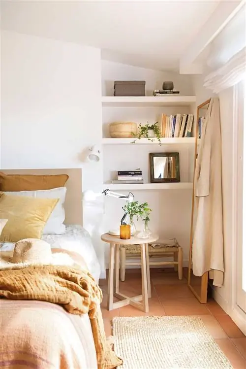 Небольшая спальня с книжным шкафом