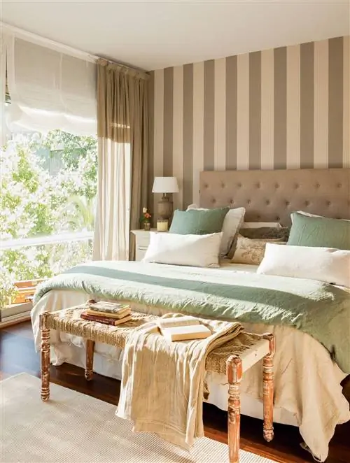 Маленькая спальня с обоями на стене у изголовья