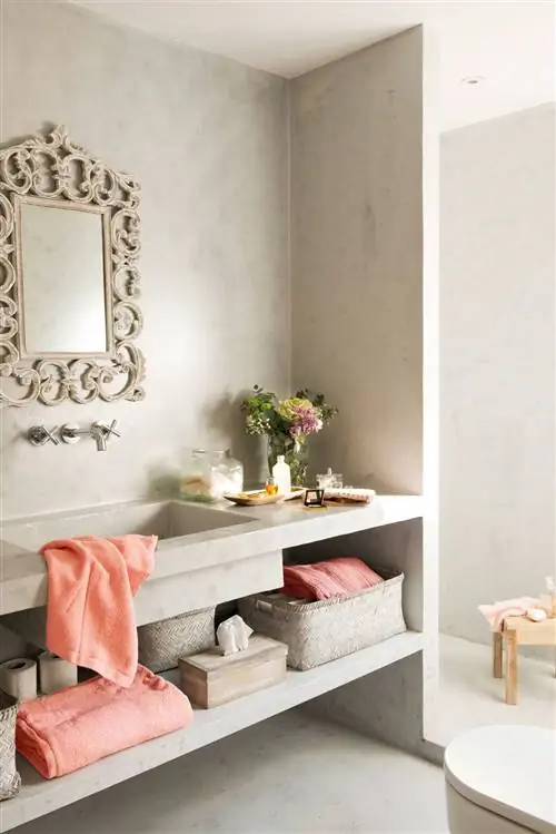 Серая ванная комната с микроцементом и полотенцами кораллового цвета_00457208