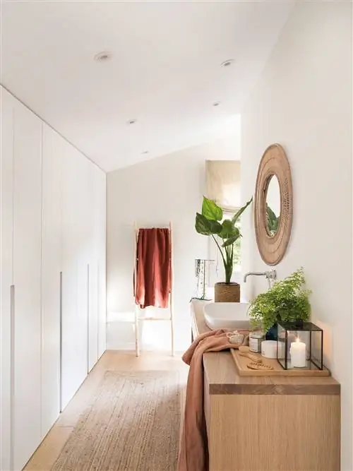 Ванная комната с гардеробной и белыми шкафчиками_00511351