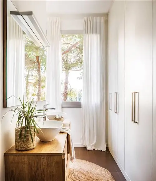 Белая ванная комната с окном на улицу_00483290
