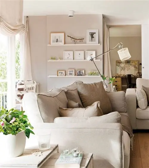 Стеллаж в гостиной с полками для размещения картин