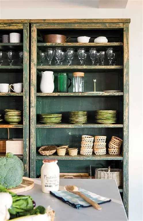 Открытая полка окрашена в состаренный зеленый цвет