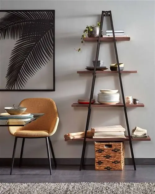 Открытый книжный шкаф в виде лестницы