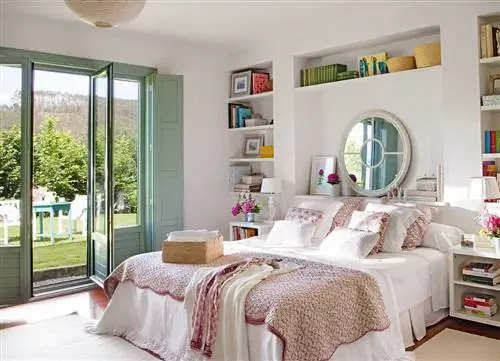 Настенная полка у изголовья