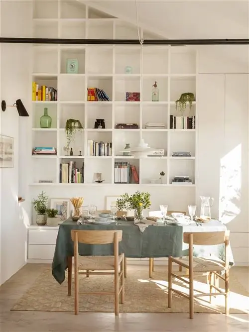 Встроенная полка, адаптированная к форме крыши