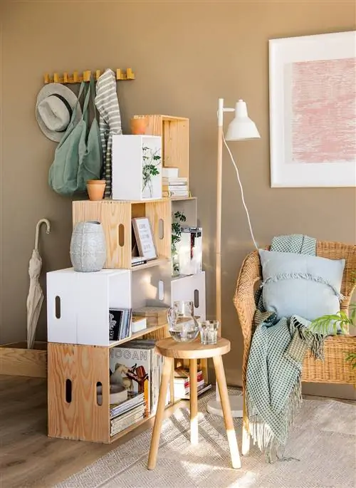 Стеллажи из деревянных ящиков