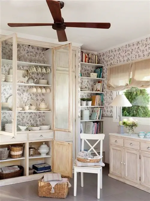 Кабинет с обоями и прованским воздухом со шкафом и книжным шкафом