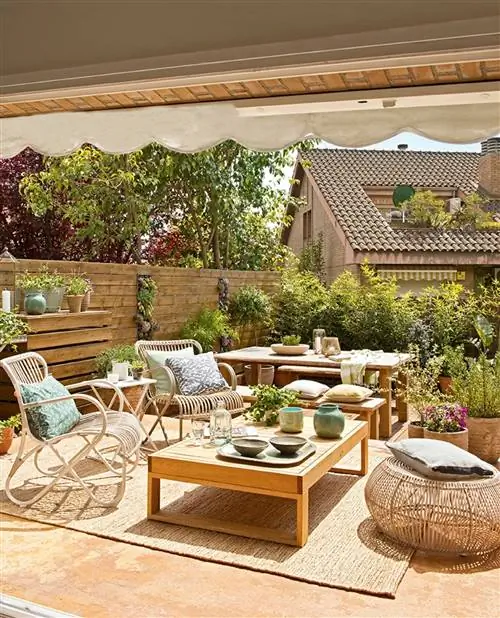 Терраса с мебелью из дерева и натуральных волокон, растениями и двумя уровнями 406470