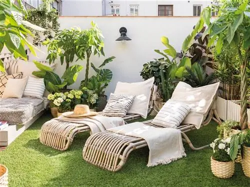Плетеные шезлонги на террасе с искусственной травой-00504041