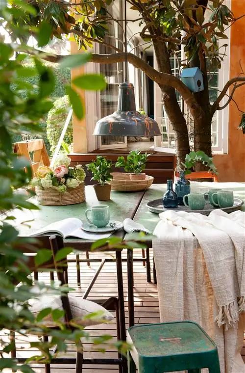 терраса-с-металлической мебелью-и-лампой-00500596 O