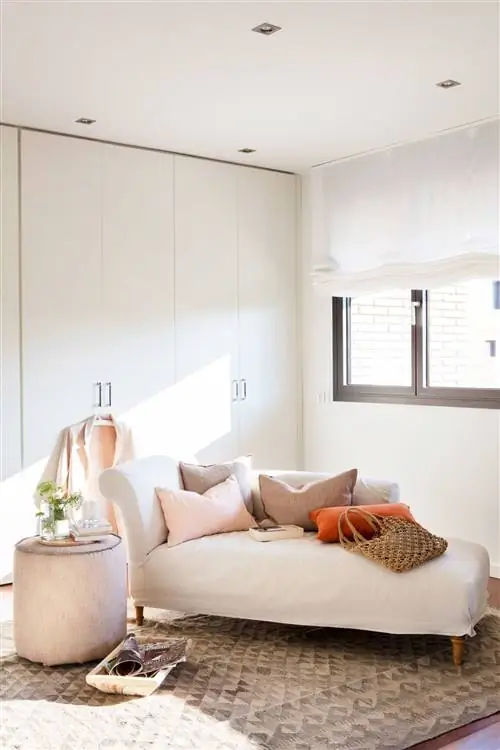 Фасад шкафов с гладкими белыми дверцами и передний шезлонг_466522