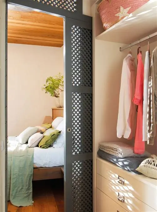 Гардеробная зона решетчатых дверей