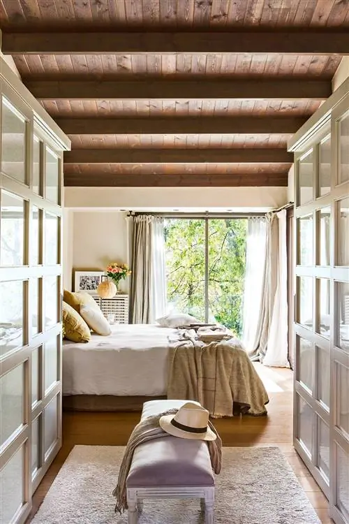 Гардеробная в спальне с тканевыми дверями 00417610