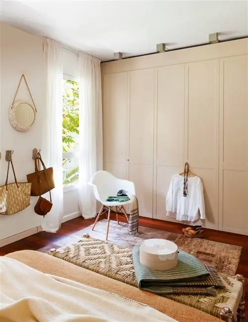 спальня, где сумки висят на крючках на стене 412015