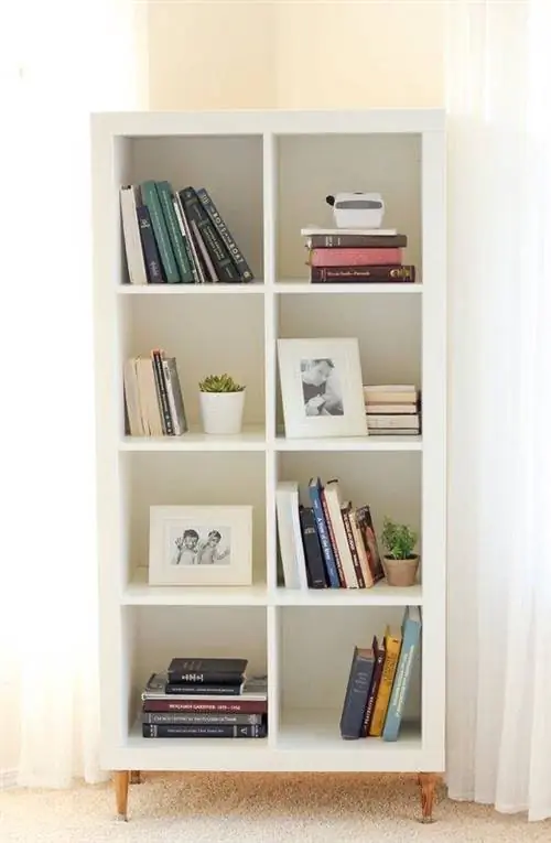Стильный книжный шкаф в стиле каллакс.