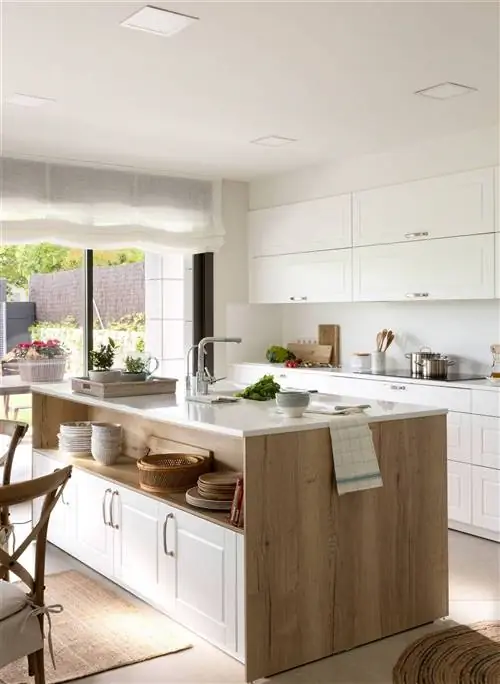 белая-кухня-с-белым-и-деревянным-островом-00489093 O