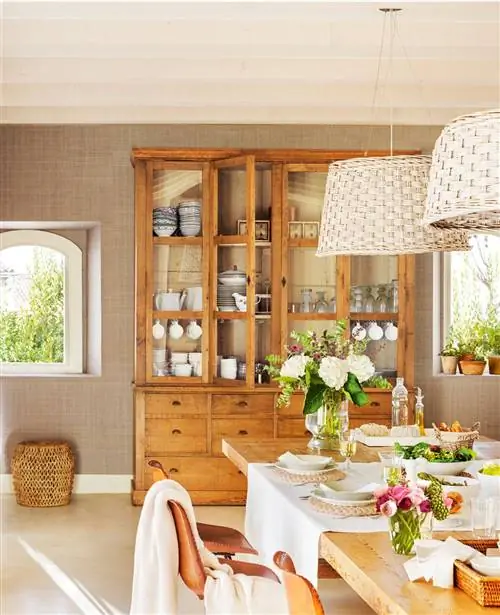 Столовая-со-старинными-деревянными-шкафами-потолочными-лампами-натуральными-волокнами-и-деревянным-обеденным-столом-с-кожаными-мягкими-стулами 426476