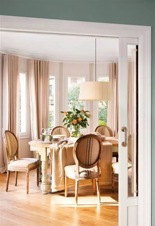 Столовая в королевском поместье с мягкими стульями_ 00451589
