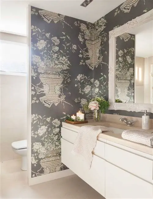 ванная-с-обоями-и-тумбой под умывальник в белом цвете-00505577 O