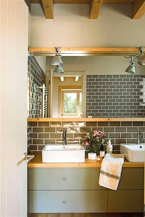 ванная комната с двойной раковиной и большим зеркалом-00505560