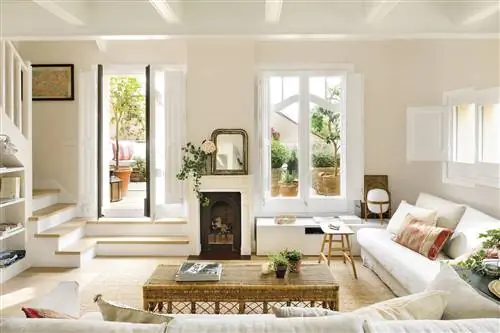 Небольшая белая гостиная с большими окнами на террасу_00464935