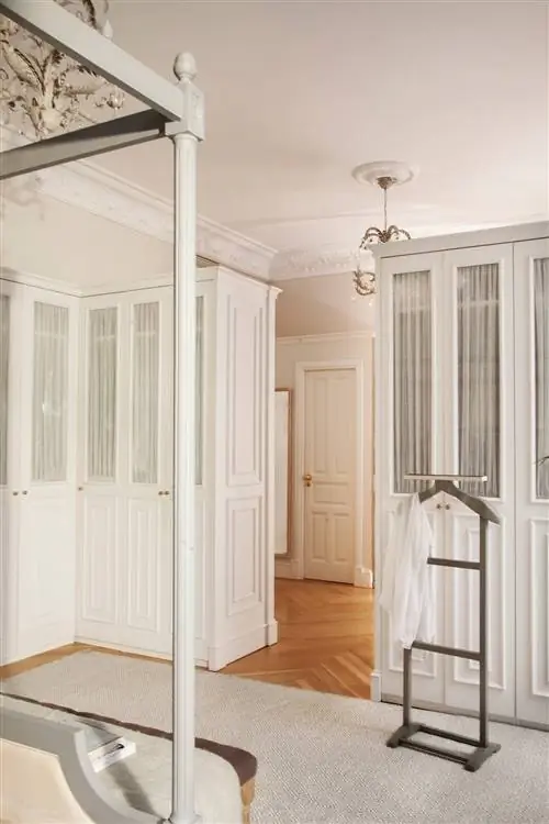 Классическая спальня со шкафами-перегородками_00474673