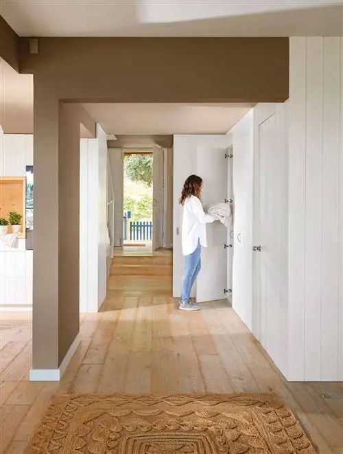 Прихожая с белыми шкафами_00505497