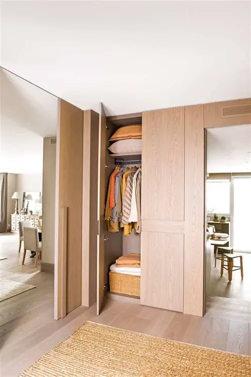 Прихожая с деревянными шкафами_00505345