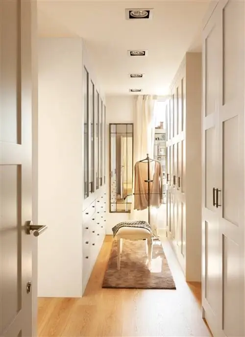 Гардеробная с двумя фасадами шкафов и ящиков_0404292