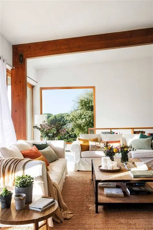 квадратный стол с наклонным потолком в гостиной 00501960