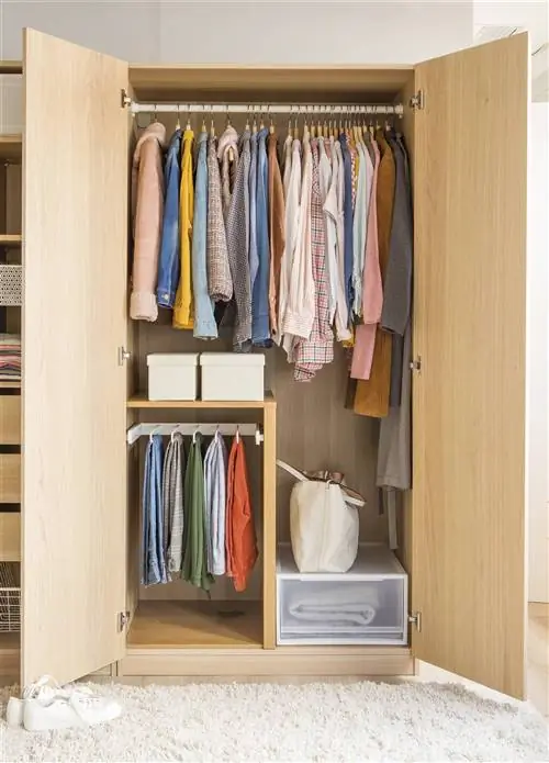 Капсульный шкаф с одеждой bf9d7906 1438x2000