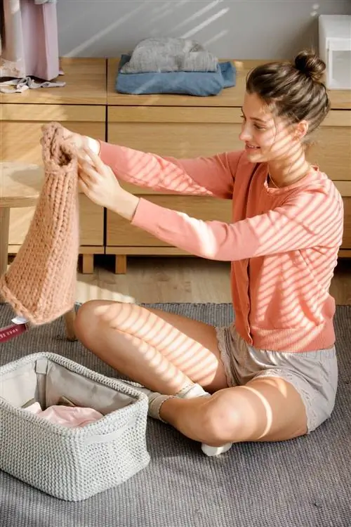 Смена гардероба с девушкой, сидящей на полу и выбирающей одежду 00443840-o-b7f773f9 5effaf5f 1000x1500